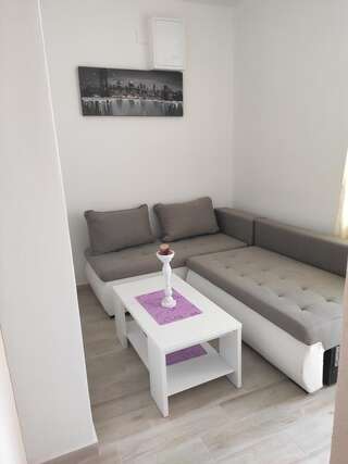 Гостевой дом Apartments Robi Улцинь Номер-студио с балконом (для 3 взрослых)-7