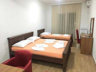 Гостевой дом Apartments Robi Улцинь Трехместный номер «Комфорт»-8